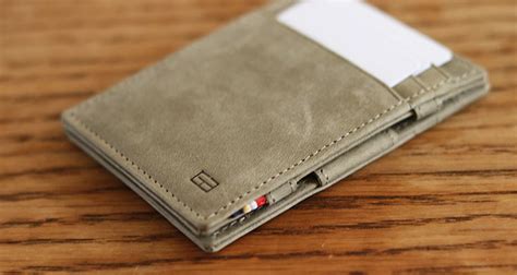 The Garzini Essenziale Magix Wallet: The Perfect Gift for the Modern Man
